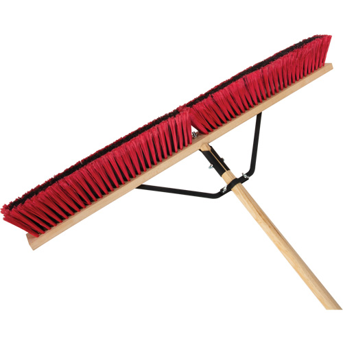 Balai-brosse &agrave; manche renforc&eacute;, 36", Moyen, Soies PVC Groupe Belzile Dickner