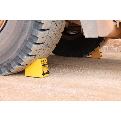 Cale de roue ultra-robuste pour l'exploitation mini&egrave;re Checkers Safety, PEHD, Jaune, 14-1/2" la x 17-1/2" p x 16" h Groupe Belzile Dickner