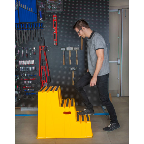 Escabeau industriel, 3 marches, 34-13/16" x 22-7/16" x Hauteur 28-1/2" Groupe Belzile Dickner