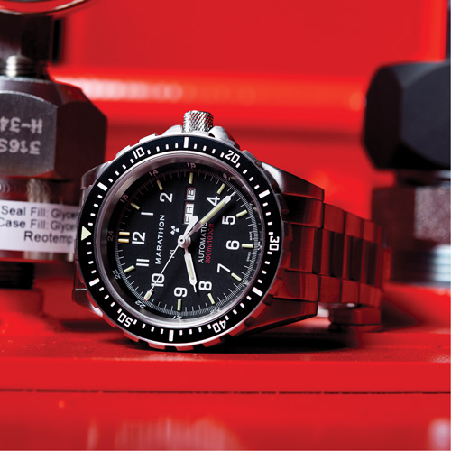 Tr&egrave;s grande montre automatique avec jour/date avec bracelet en acier inoxydable, Num&eacute;rique, &agrave; piles, 46 mm, Argent Groupe Belzile Dickner