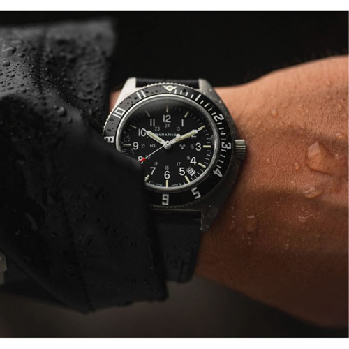 Montre Steel Navigator avec date sur ensemble bracelet en caoutchouc noir de trois morceaux, Num&eacute;rique, &agrave; piles, 41 mm, Noir Groupe Belzile Dickner