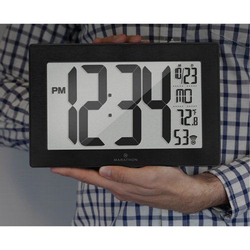 Horloge murale &agrave; r&eacute;glage et ajustement automatiques avec support, Num&eacute;rique, &agrave; piles, Noir Groupe Belzile Dickner