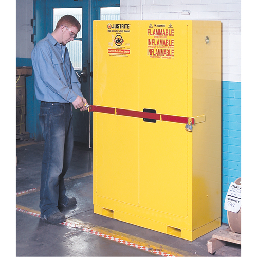 Armoire de rangement haute s&eacute;curit&eacute; avec barre en acier pour produits inflammables, 45 gal., 2 tablettes Groupe Belzile Dickner