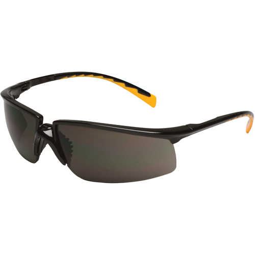 Lunettes de s&eacute;curit&eacute; Privo, Lentille Grise/fum&eacute;e, Antibu&eacute;e, R&eacute;pond ou surpasse la norme CSA Z94.3 Groupe Belzile Dickner