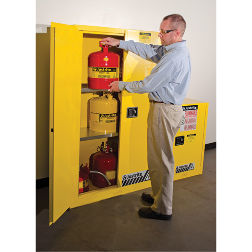 Armoires Sure-Grip EX pour produits inflammables, 45 gal., 2 Porte(s), 43" La x 65" h x 18" p Groupe Belzile Dickner