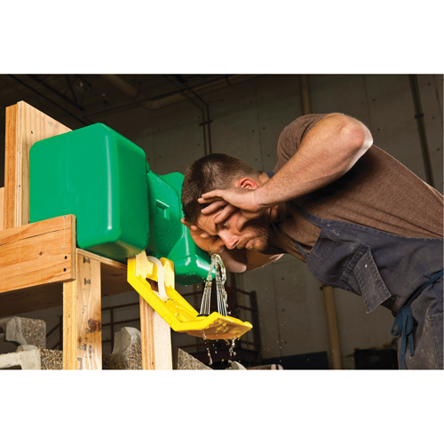 Poste de douche oculaire, Aliment&eacute; par gravit&eacute;, Capacit&eacute; 9 gal., Conformit&eacute; ANSI Z358.1 Groupe Belzile Dickner