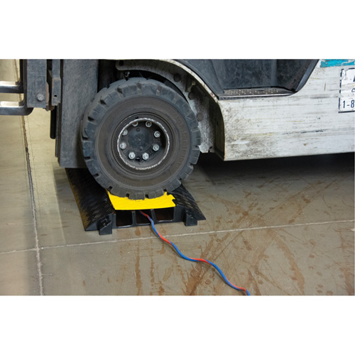 Protecteur de c&acirc;bles en polyur&eacute;thane, 3 canaux, 35,43" lo x 19,69" la x 3" h Groupe Belzile Dickner