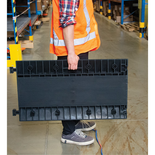 Protecteur de c&acirc;bles en polyur&eacute;thane, 3 canaux, 35,43" lo x 19,69" la x 3" h Groupe Belzile Dickner