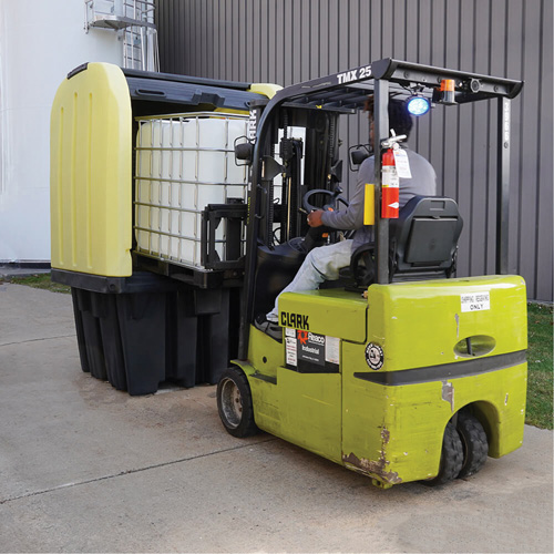 Palette anti-d&eacute;versement jaune &agrave; couvercle rigide roulant, 65" lo x 65" la x 101" h, Capacit&eacute; de charge 5000 lb Groupe Belzile Dickner