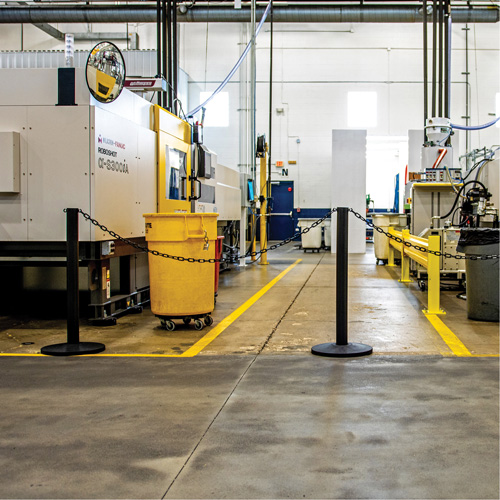Ensemble de montants industriels avec chaîne en plastique, Hauteur de 37", Rouge Groupe Belzile Dickner