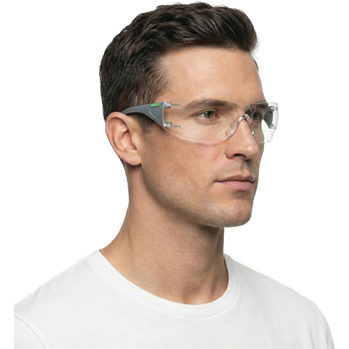Lunettes de s&eacute;curit&eacute; gris/vert Adapt Lite, Lentille Transparent, Antibu&eacute;e/Anti-&eacute;gratignures, ANSI Z87+/R&eacute;pond ou surpasse la norme CSA Z94.3 Groupe Belzile Dickner