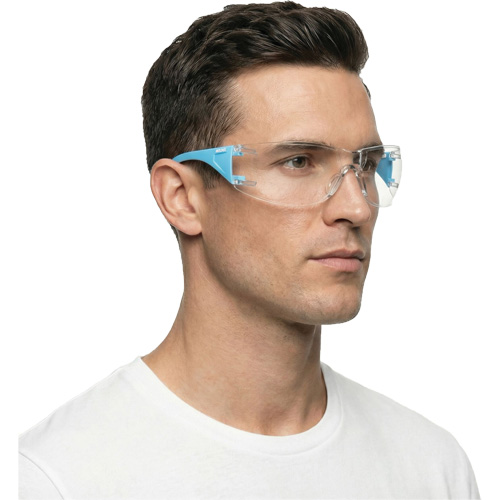 Lunettes de s&eacute;curit&eacute; bleu/blanc Adapt Lite, Lentille Transparent, Antibu&eacute;e/Anti-&eacute;gratignures, ANSI Z87+/R&eacute;pond ou surpasse la norme CSA Z94.3 Groupe Belzile Dickner