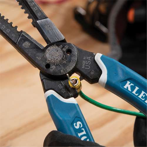 Outil polyvalent Klein-Kurve pour d&eacute;nuder, couper et sertir les fils, 8-1/4" lo, 8 - 20 AWG Groupe Belzile Dickner
