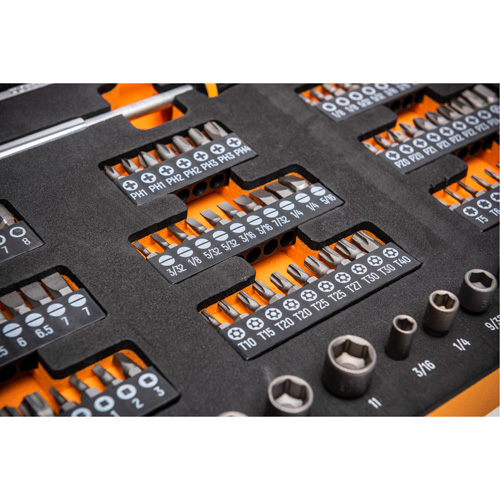 Jeu d'outils &agrave; t&ecirc;te &eacute;troite pour m&eacute;canicien dans un plateau de rangement en mousse Groupe Belzile Dickner