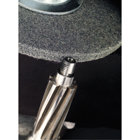 Meules homog&egrave;nes d'&eacute;barbage EXL Scotch-Brite, 1" x 1", Arbre de 3/16", Grain de 2A, Oxyde d'aluminium Groupe Belzile Dickner
