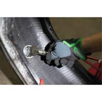 Outil robuste de roulage pour r&eacute;paration de pneus avec roulette &agrave; patch en acier Groupe Belzile Dickner