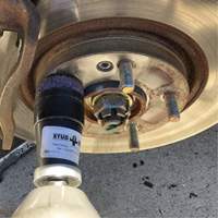 Outil de nettoyage pour moyeux, goujons et roues &agrave; entraînement par chocs STUD KLEEN Groupe Belzile Dickner