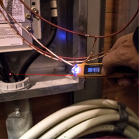 Testeur de tension sans contact avec thermomètre à infrarouge IB885 | Dickner Inc