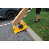 Rampe de trottoir portable en poly pour diable, Capacité de 1000 lb, 27" la x 27" lo MP740 | Dickner Inc