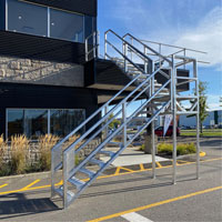 Escalier Smartstairs t&eacute;lescopique &agrave; 3-5 marches en aluminium Groupe Belzile Dickner