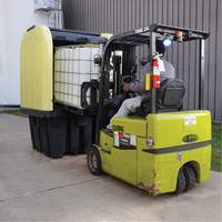 Palette anti-d&eacute;versement jaune &agrave; couvercle rigide roulant, 65" lo x 65" la x 101" h, Capacit&eacute; de charge 5000 lb Groupe Belzile Dickner